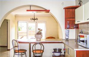 eine Küche mit einem Tisch und Stühlen im Zimmer in der Unterkunft Cozy Home In Kamien With Kitchen in Kamień