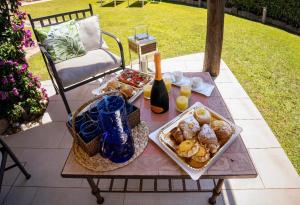 a picnic table with food and a bottle of wine at Residenza Grazia sul mare in Abbiadori