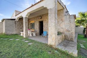 una casa in pietra con patio e tavolo di Casa Manoli Chiclana a Chiclana de la Frontera