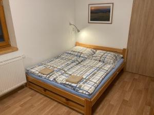 Posteľ alebo postele v izbe v ubytovaní Šedivinské apartmány - rodinné apartmány v Orlických horách