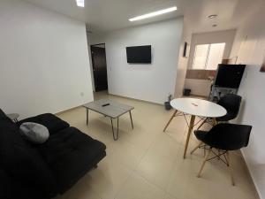 sala de estar con sofá y mesa en STUDiO RAYON en Morelia