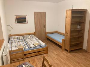 Posteľ alebo postele v izbe v ubytovaní Šedivinské apartmány - rodinné apartmány v Orlických horách