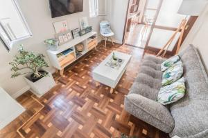einen Blick über ein Wohnzimmer mit Sofa und Holzböden in der Unterkunft Encantador Dpto, ubicación Única! Paga en pesos! in Salta