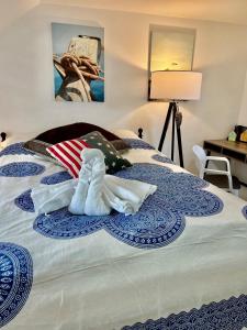 ein Bett mit amerikanischer Flagge und einem Handtuch darauf in der Unterkunft Studio München nahe Olympiapark in München