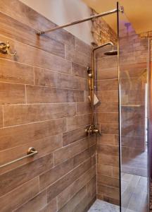 La salle de bains est pourvue d'une douche avec une porte en verre. dans l'établissement Pirola Music Ranch Guest House B&B, à Romano di Lombardia