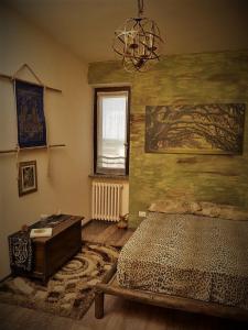 - une chambre avec un lit et une peinture murale dans l'établissement Pirola Music Ranch Guest House B&B, à Romano di Lombardia