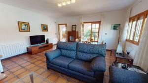 salon z kanapą i telewizorem w obiekcie Villa Desamparados-Murcia Holiday Rentals Property w mieście Torre-Pacheco