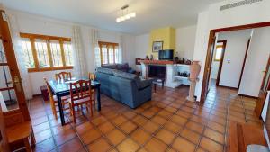 un soggiorno con divano blu e tavolo di Villa Desamparados-Murcia Holiday Rentals Property a Torre-Pacheco