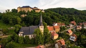 uma vista aérea de uma cidade com um castelo numa colina em An der Kirchtreppe em Blankenburg