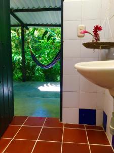 baño con lavabo y puerta a un patio en Reserva Natural La Esperanza, en Girocasaca