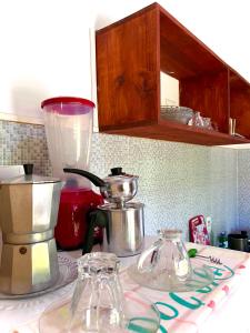 a kitchen counter with a blender on a counter top at Residencial Bem-te-vi in Jericoacoara