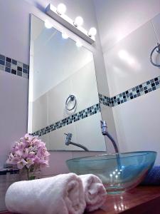a bathroom with a glass sink and a mirror at Residencial Bem-te-vi in Jericoacoara