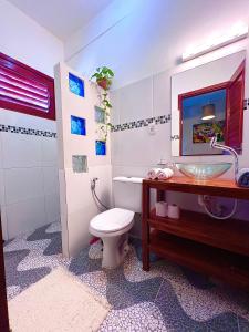 a bathroom with a toilet and a sink at Residencial Bem-te-vi in Jericoacoara