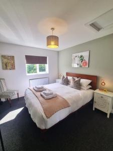 um quarto com uma grande cama branca num quarto em No.2 Bloom Apartments, Bath em Bath