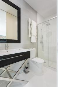 W łazience znajduje się umywalka, toaleta i prysznic. w obiekcie House Barra Beach w mieście Praia da Barra