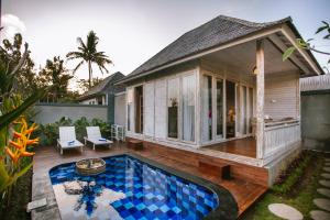 a house with a swimming pool in the backyard at Aget Private Villas in Toyapakeh