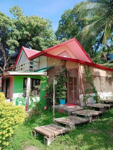 mały domek ze schodami przed nim w obiekcie Al Hamra Jungle Resort w mieście Puerto Princesa