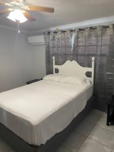 Airy 1-bedroom apartment 3 minutes from Downtown 객실 침대