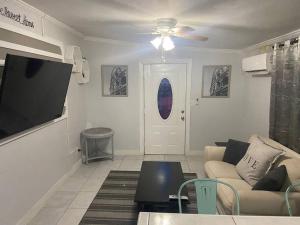 Gallery image of Airy 1-bedroom apartment 3 minutes from Downtown in Nassau