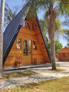uma casa de madeira com um grande telhado de gambrel em Pousada Raio de Luz em Pirenópolis