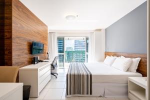 um quarto de hotel com uma cama e uma secretária em Flat vision em Brasília