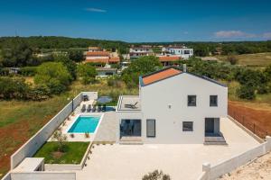 Výhled na bazén z ubytování Modern villa with private pool in Pula nebo okolí