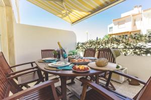 einen Tisch mit Essen auf der Terrasse in der Unterkunft Best Houses 36 - Baleal Surf Village in Peniche