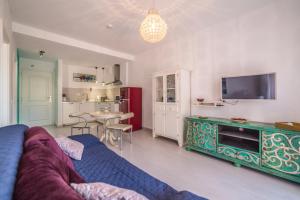 A television and/or entertainment centre at LARIMAR en Balcon del Mar
