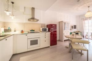 A kitchen or kitchenette at LARIMAR en Balcon del Mar