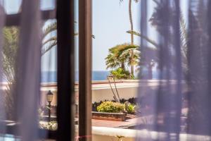 A garden outside LARIMAR en Balcon del Mar