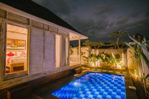 a villa with a swimming pool and a bedroom at Aget Private Villas in Toyapakeh
