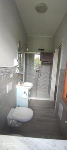 uma casa de banho com um WC, um lavatório e um chuveiro em Al Corso em Montella