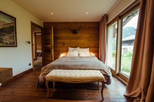 1 dormitorio con cama y ventana grande en Chalet du Rachet Chamonix Mont-Blanc, en Les Houches