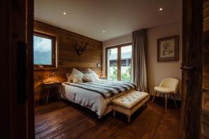een slaapkamer met een bed, een bureau en een raam bij Chalet du Rachet Chamonix Mont-Blanc in Les Houches +21 foto's