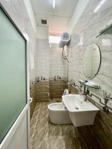 Phòng tắm tại Thanh Lan Hotel