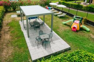 an overhead view of a playground with a table and chairs at Hotel Arena in Sirmione