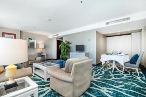 uma sala de estar com um sofá, cadeiras e uma mesa em Holiday Inn Porto Gaia, an IHG Hotel em Vila Nova de Gaia