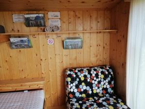 une chambre avec un lit et une chaise dans une cabine dans l'établissement Glamping with a view, à Smlednik