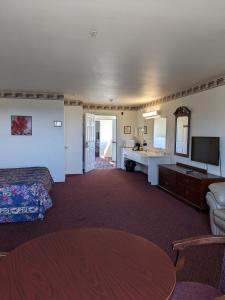 ein Hotelzimmer mit einem Bett und einem Bad in der Unterkunft Lighthouse Inn in Crescent City