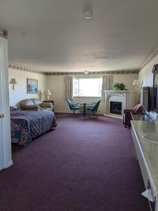ein Hotelzimmer mit einem Bett und einem Kamin in der Unterkunft Lighthouse Inn in Crescent City