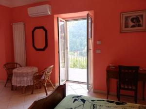 a room with an open door with a table and chairs at La lucerna delle dodici stelle in Piglio