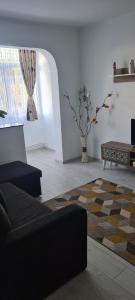 uma sala de estar com um sofá e uma mesa em Sofia Apartments em Gherla