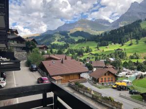 desde el balcón de una ciudad con montañas en Schönes 2-Zimmer Studio mit grossem Balkon und Bergpanorama - 400m von Talstation Sillerenbahn, en Adelboden