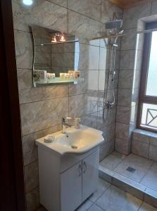 Et badeværelse på Hotel and Restaurant "VILLA GIVISI"