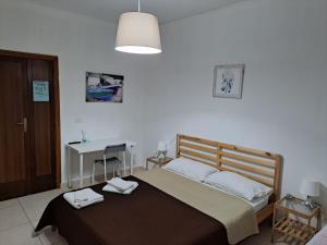 una camera da letto con un letto grande con due asciugamani sopra di Le Comete di Angelo a Reggio di Calabria