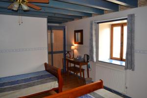 sala de estar con cama y ventana en Chambres d'Hôtes Le Moulin à Epices, en Chargey-lès-Gray