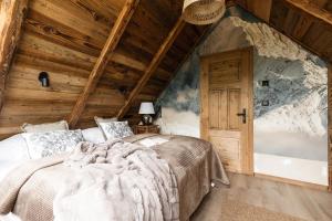 ビトゥフにあるApartamenty Biały Potokの木製の天井が特徴のベッドルーム1室(ベッド1台付)