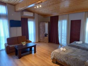 Postel nebo postele na pokoji v ubytování Hotel and Restaurant "VILLA GIVISI" + 37 fotografií