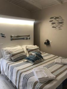 ein Schlafzimmer mit einem Bett mit Handtüchern darauf in der Unterkunft l' Acciuga Blu in Monte Marcello