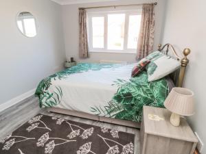een slaapkamer met een bed en een raam bij 20 Southmead in Morpeth